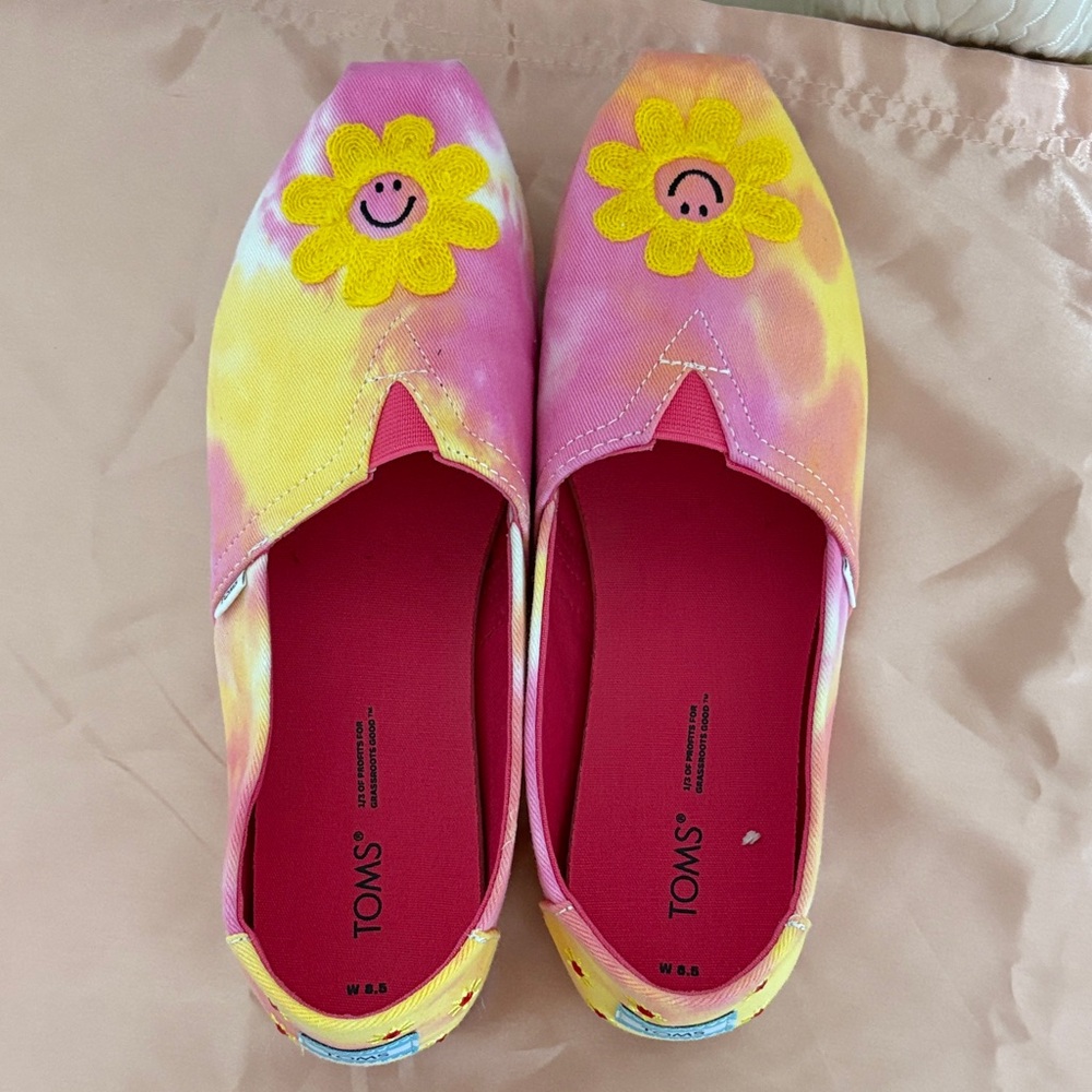 TOMS w/ Box Women's Fuchia Rose Embroidered Pink and Yellow Shoes-Size 8.5 - Picture 4 of 8